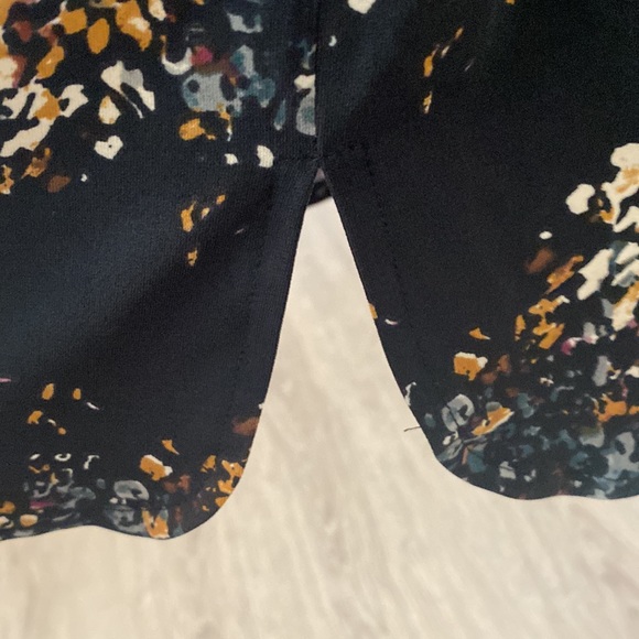 NWT Le Chateau long sleeve belted flower print dress. Size M. - Picture 6 of 9